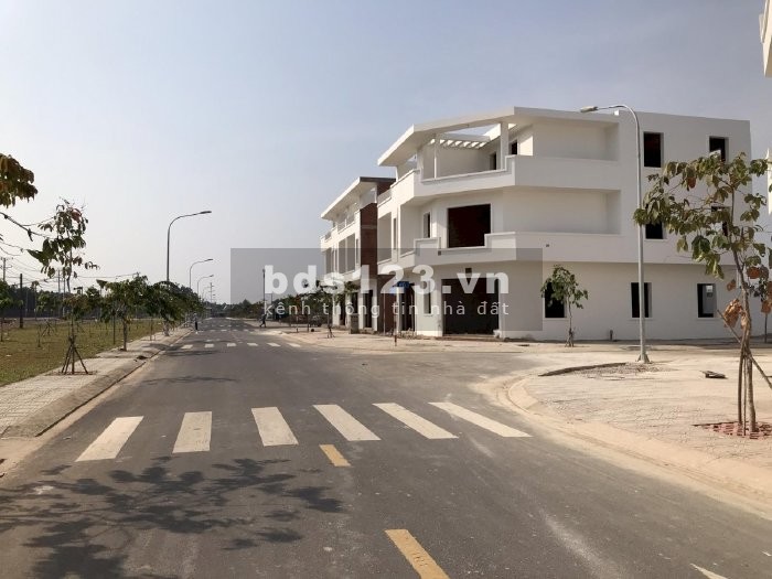 Bán nhà 1 trệt, 2 lầu 2 mặt tiền đường lớn, tại trung tâm Tráng Bom, hạ tầng đủ