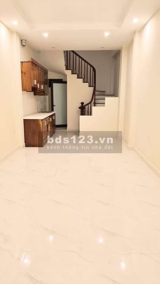 Bán nhà chính chủ một bước ra Hồ Tây, dt 34m2, mặt tiền 3m, giá bán 12 tỷ