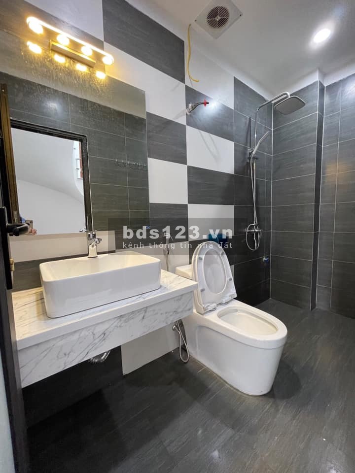 Bán nhà chính chủ giá chỉ nhỉnh 4 tỷ có ngay phố Đại Từ 5 tầng LH: 0914736203