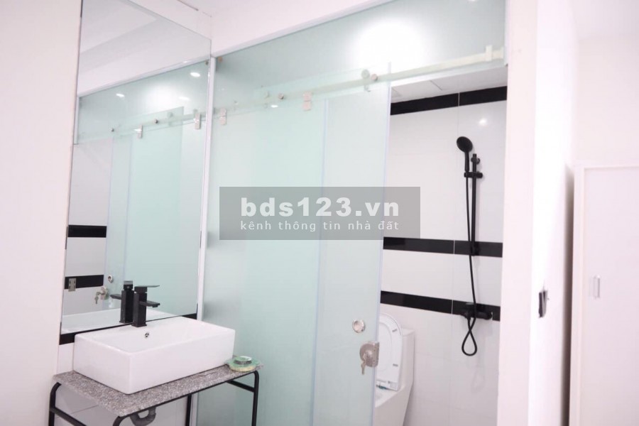 Bán tòa nhà gần phố Võng Thị, Tân Hồ, 80m x 7 tầng thang máy, gồm 12 căn hộ cao cấp cho thuê