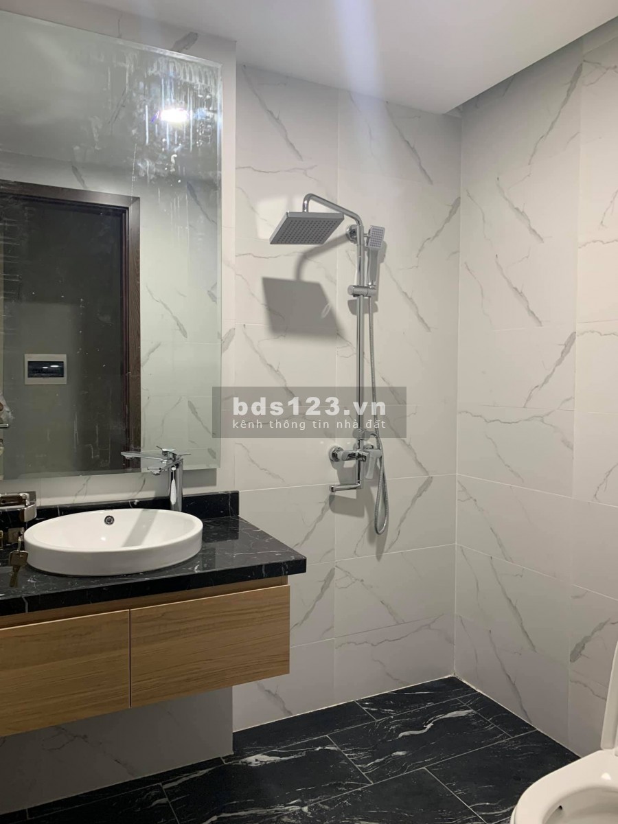 Nhà đẹp lung linh phố VIP Nguyễn Sơn ngõ ô tô tránh ô tô vào nhà giá nhỉnh 4 tỷ