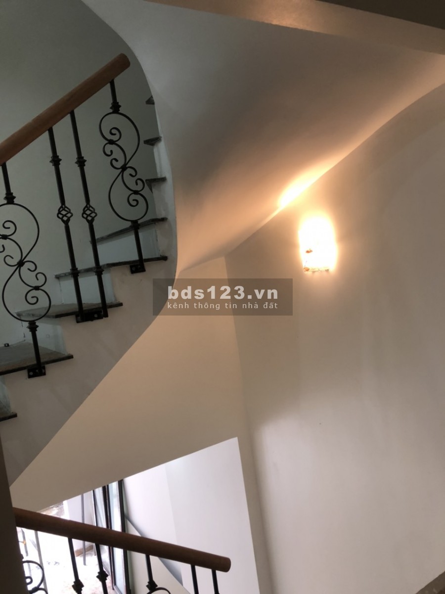 Bán Nhà 4 Tâng Liên Mạc Bắc Từ Liêm ô tô đỗ gần giá nhỉnh 2 tỷ, tặng nội thất