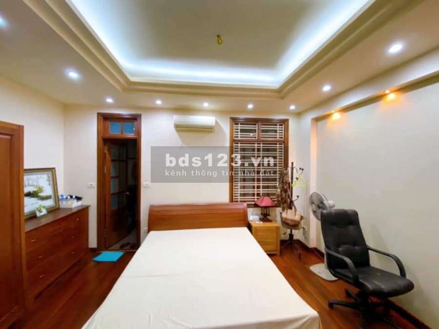 Nguyễn Khang diện tích sử dụng 91m2, 5 tầng, mặt tiền 5m, Ô tô, 2 mặt thoáng