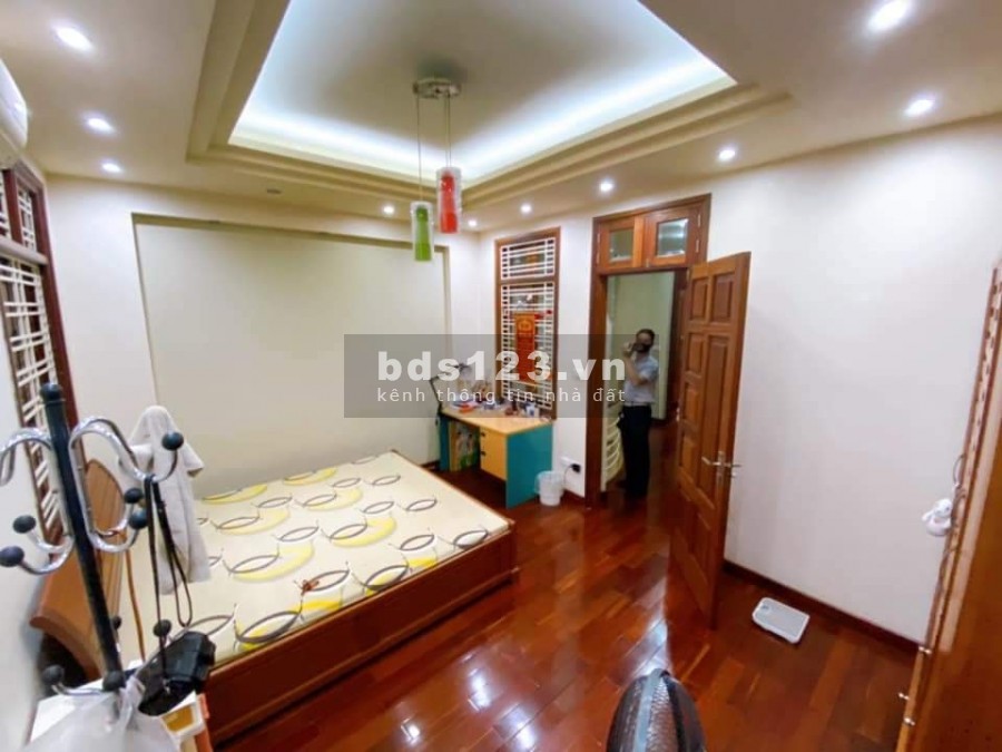 Nguyễn Khang diện tích sử dụng 91m2, 5 tầng, mặt tiền 5m, Ô tô, 2 mặt thoáng