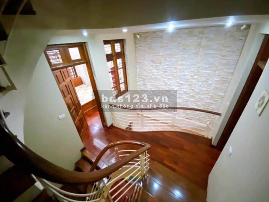 Nguyễn Khang diện tích sử dụng 91m2, 5 tầng, mặt tiền 5m, Ô tô, 2 mặt thoáng