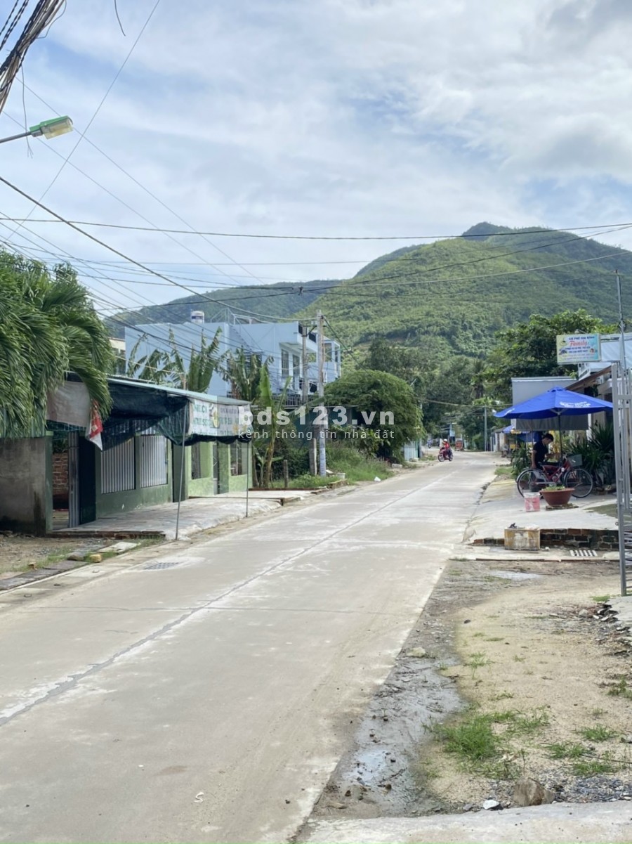 Đất Suối Tiền cách Hương Lộ 39 khoảng 80m đường bê tông rộng 6m, gần chợ