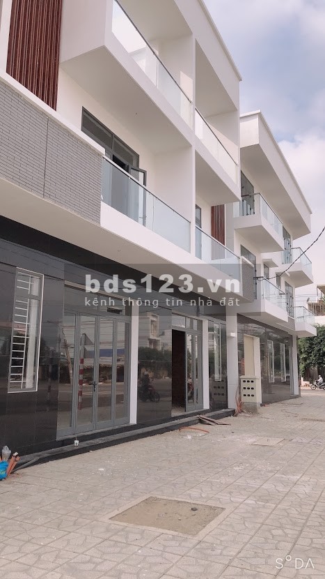 Bán nhà 1 trệt, 2 lầu 2 mặt tiền đường lớn, tại trung tâm Tráng Bom, hạ tầng đủ