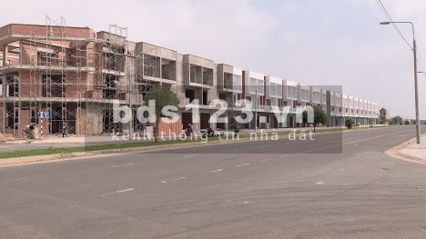 Bán nhà 1 trệt, 2 lầu 2 mặt tiền đường lớn, tại trung tâm Tráng Bom, hạ tầng đủ