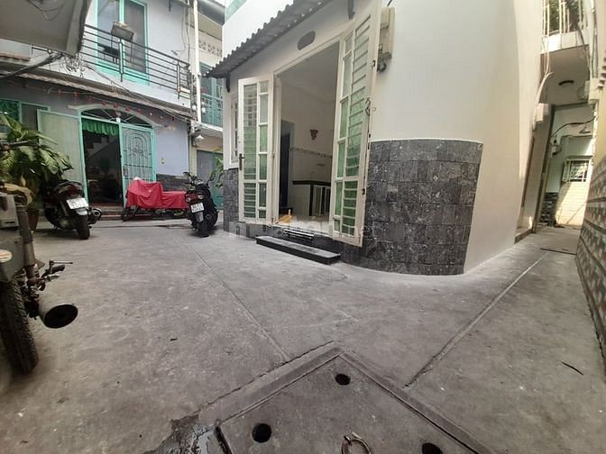 Bán nhà Trần Quang Khải quận 1 2PN, 2WC, sân thượng, hẻm thoáng mát