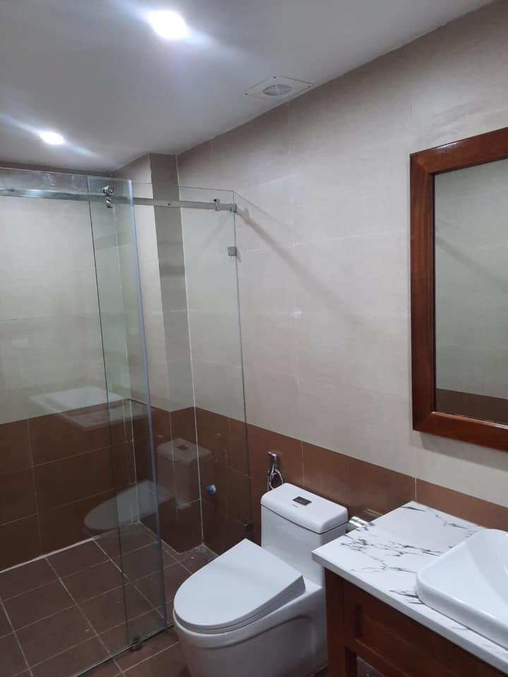 Bán nhà Cổ Linh hàng xóm Aeon Mall 5 tầng mt 4.3m, giá bán 2.65 tỷ, lô góc mới kính koong