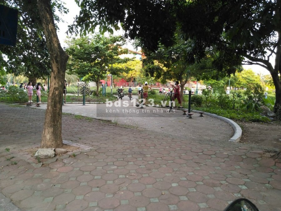 Bán đất Thạch Bàn, nhà cạnh hồ, 7 chỗ tránh, hàng xóm quan chức, dt 49m2, giá 4.2 tỷ