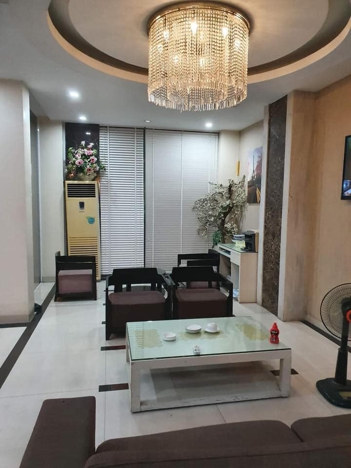 Bán khách sạn Trần Duy Hưng dt 100m2 10 tầng, mt 8m, kd 120tr/th, ô tô, thang máy, tầng hầm