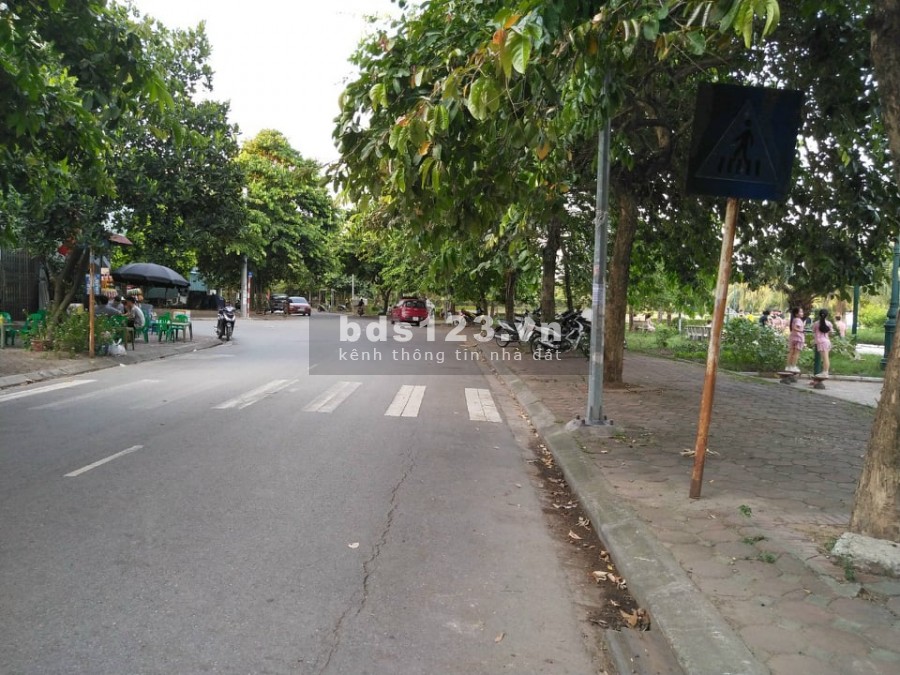 Bán đất Thạch Bàn, nhà cạnh hồ, 7 chỗ tránh, hàng xóm quan chức, dt 49m2, giá 4.2 tỷ