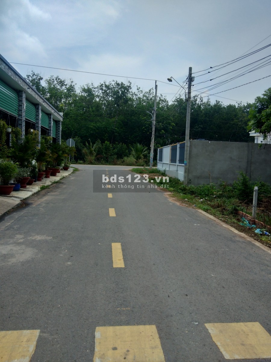 Vợ chồng em đang kẹt tiền muốn bán lô đất Bến Cát 650 triệu sổ hồng riêng