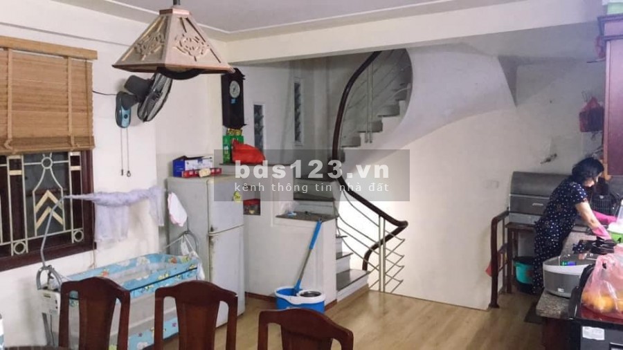 Bán nhà Chùa Láng, sát cạnh bãi ô tô dt 35m2, đúc 5 tầng, giá 2.9 tỷ, lh 0377542254