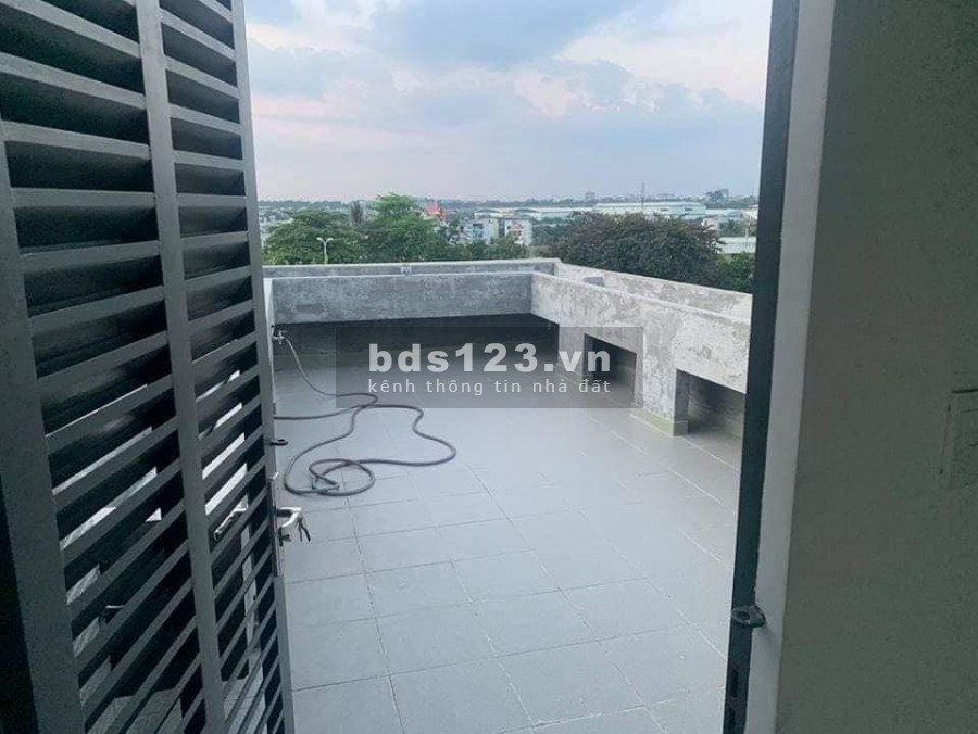 Bán nhà thành phố Thủ Đức ( Quận 9) đường 379 diện tích 80m2, 3 tầng giá chỉ 6tỷ440