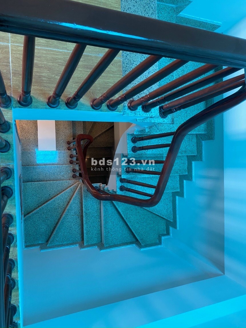 Nhỉnh 3 Tỷ, Trương Định dt 33m2 5 tầng, nhà mới, ngõ nông, ba gác đỗ cửa, gần bãi gửi ô tô