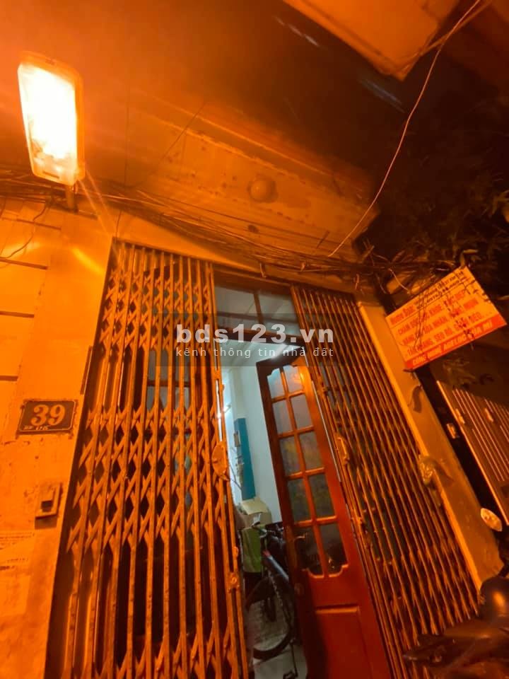 Bán nhà giá rẻ hiếm ngõ Văn Cao, Ba Đình, dt 30m2, 3.5 tầng, mt 3m, giá 2.75 tỷ, lh 0975513371