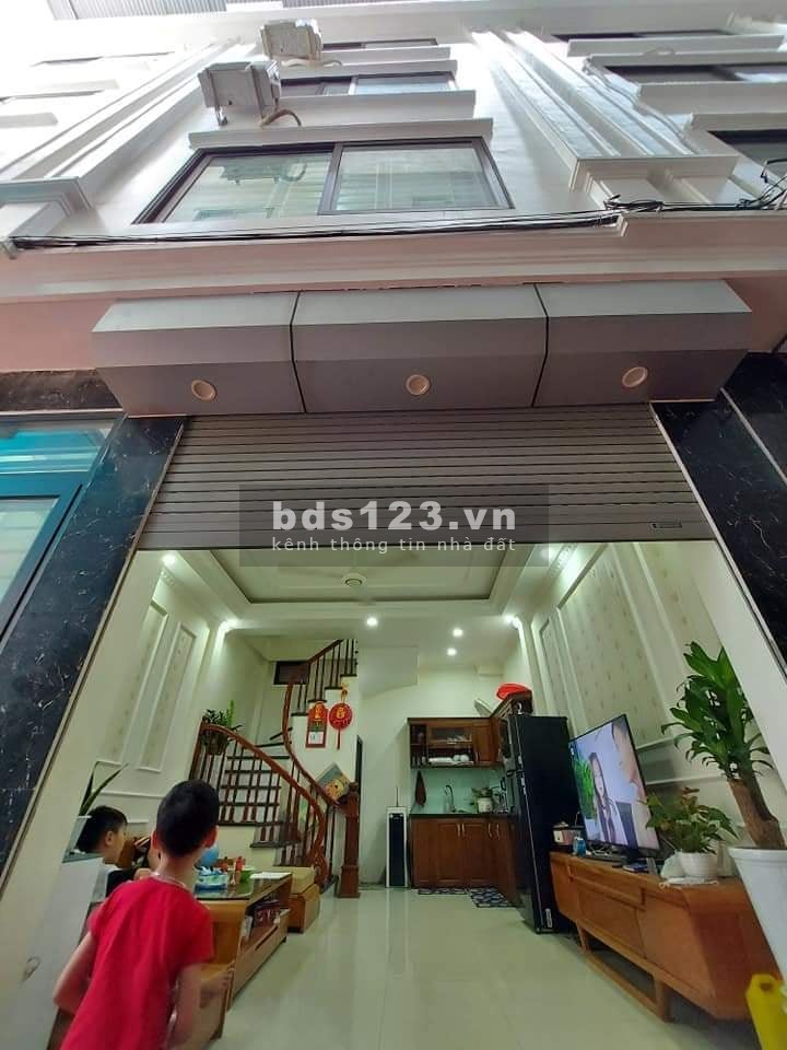 Cần tiền kinh doanh bán nhà Quận Long Biên dt 51m2, 4 tầng, giá bán 4,xtỷ.