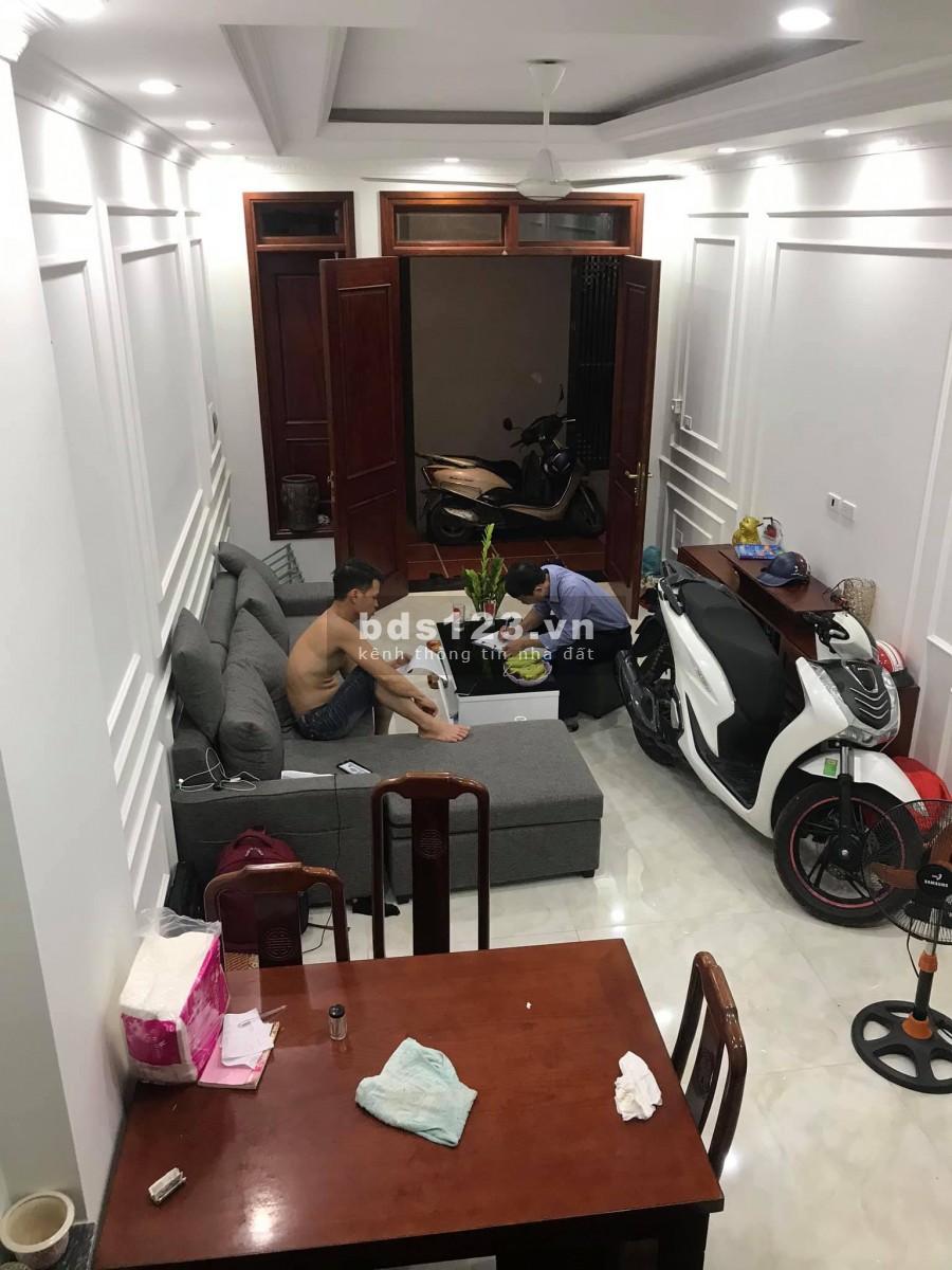 Bán nhà mặt tiền phố Ngọc Thuỵ, diện tích 40m2, giá bán 3 tỷ, chính chủ