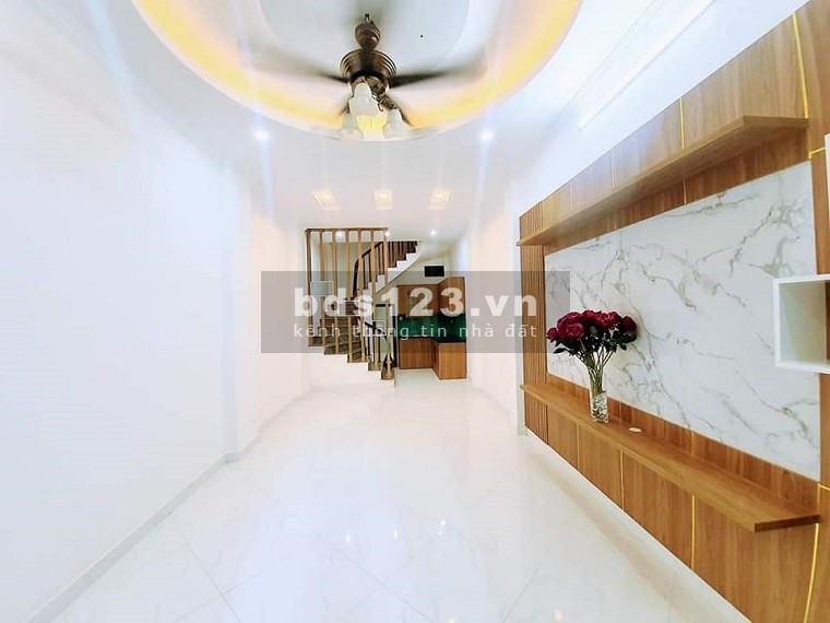 Cần bán gấp nhà phố Tư Đình, nhà. đẹp lung linh dt 42m2, 5 tầng đúc, giá hơn 3 tỷ