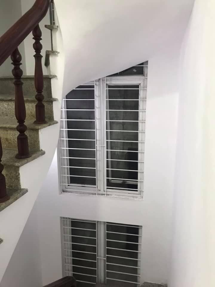 Bán gấp nhà phố Chùa Láng DT 30m2, nhà cách oto đúng 25m giá bán gấp 2.99 tỷ.