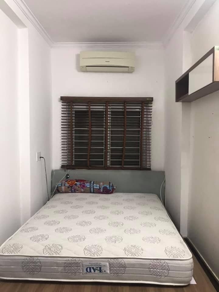 Bán gấp nhà phố Chùa Láng DT 30m2, nhà cách oto đúng 25m giá bán gấp 2.99 tỷ.