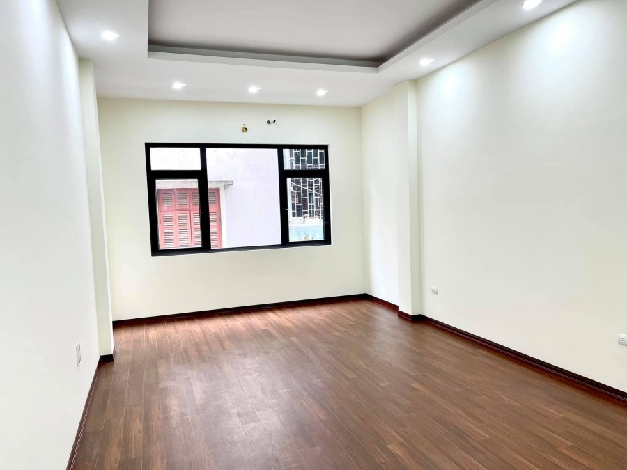 Bán nhà ngã Tư Sở lô góc 3 mặt thoáng, dt 60m2, 5 tầng, mt 4.5m, giá 5.95 tỷ, lhcc