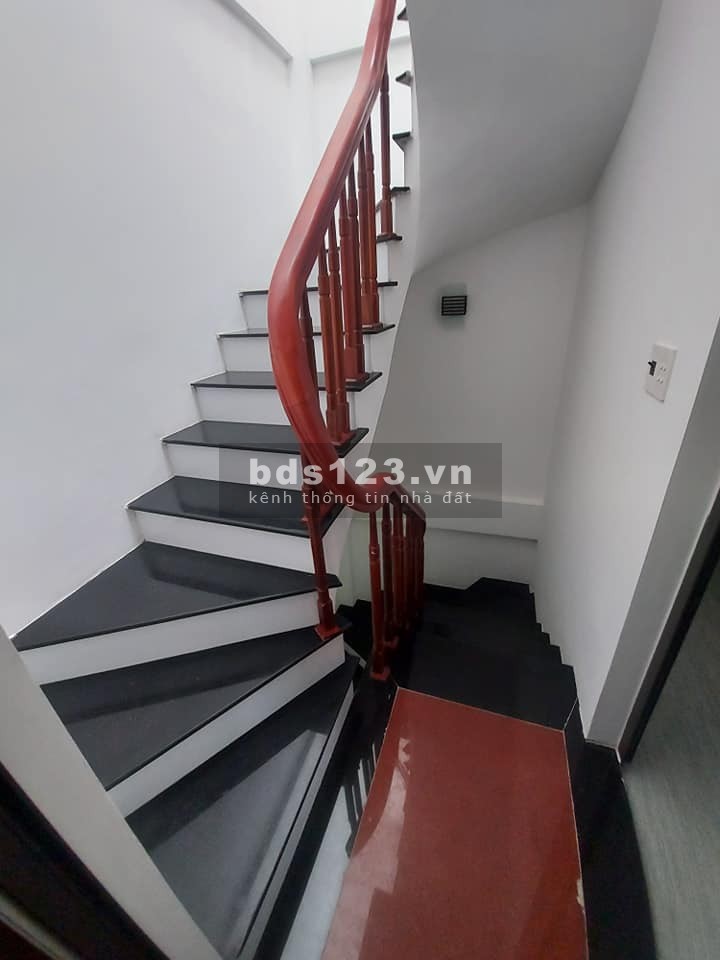 Bán nhà ở Long Biên gần hồ, gần phố gần bệnh viện nhà đẹp mới tinh, nội thất đẳng cấp, ô tô đỗ cổng