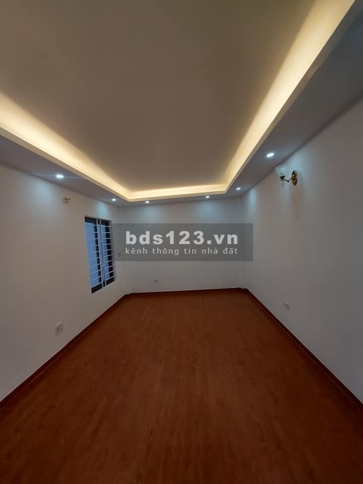 Bán nhà ở Long Biên gần hồ, gần phố gần bệnh viện nhà đẹp mới tinh, nội thất đẳng cấp, ô tô đỗ cổng