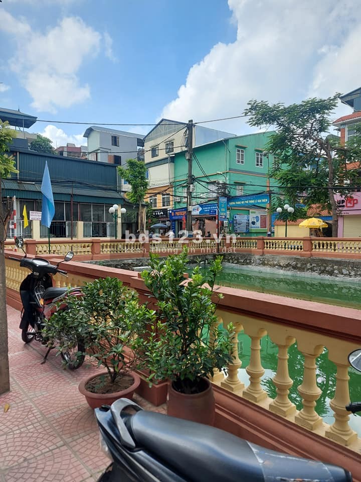 Bán nhà ở Long Biên gần hồ, gần phố gần bệnh viện nhà đẹp mới tinh, nội thất đẳng cấp, ô tô đỗ cổng
