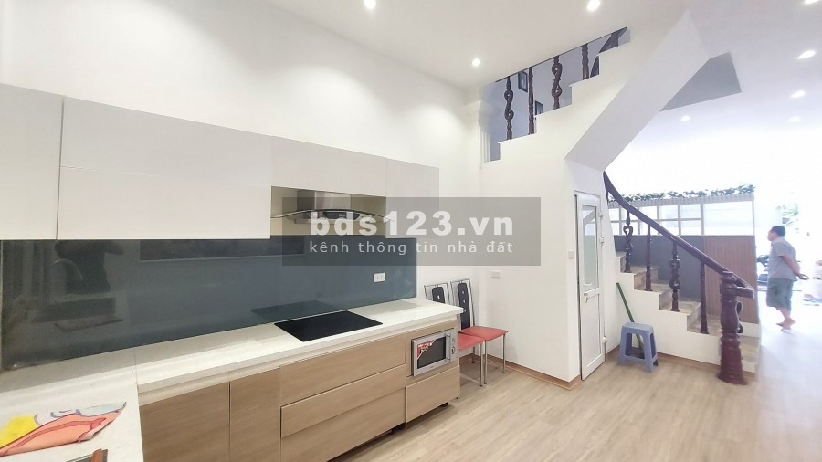 Bán nhà nguyên căn đường Láng nhà đẹp gần phố ở ngay, dt 43m2, giá bán 5.8 tỷ