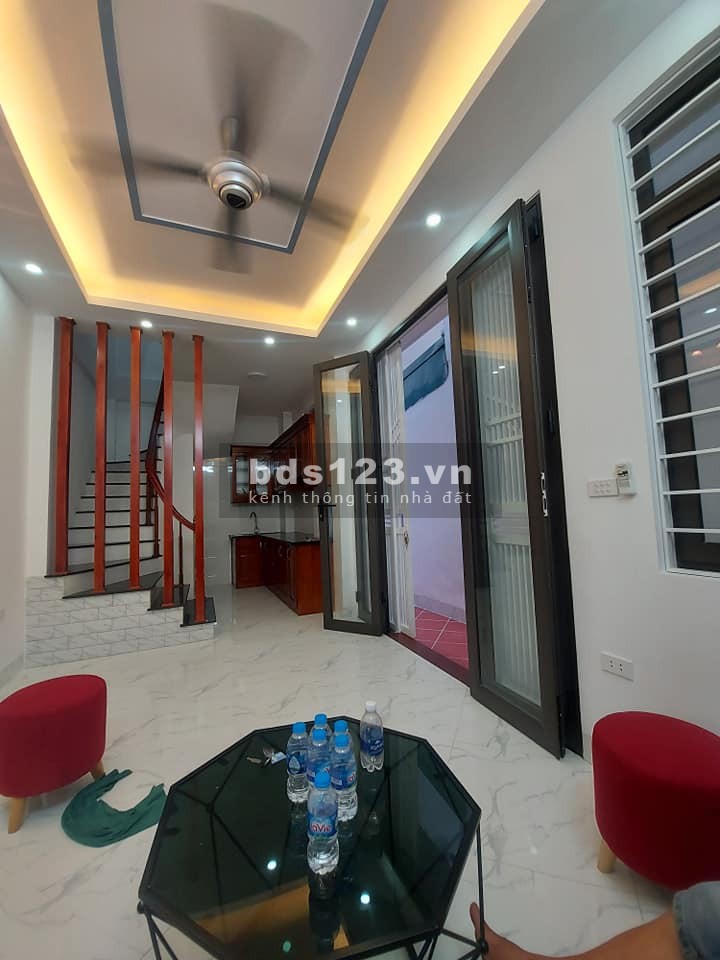 Bán nhà ở Long Biên gần hồ, gần phố gần bệnh viện nhà đẹp mới tinh, nội thất đẳng cấp, ô tô đỗ cổng