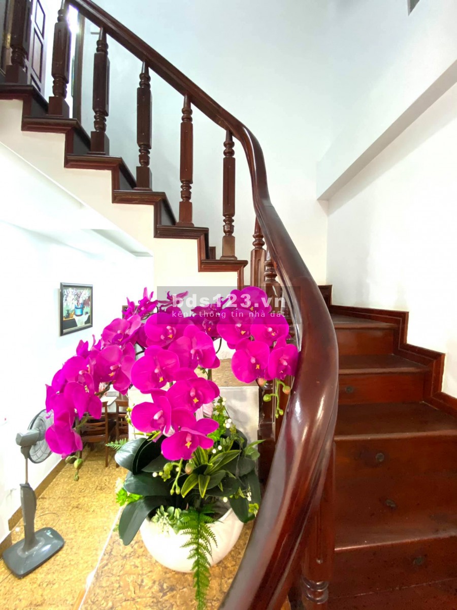 Bán nhà Chùa Láng, gần ĐH Ngoại Thương dt 56m2 4 tầng, mt 4,5m, giá 4.6 tỷ