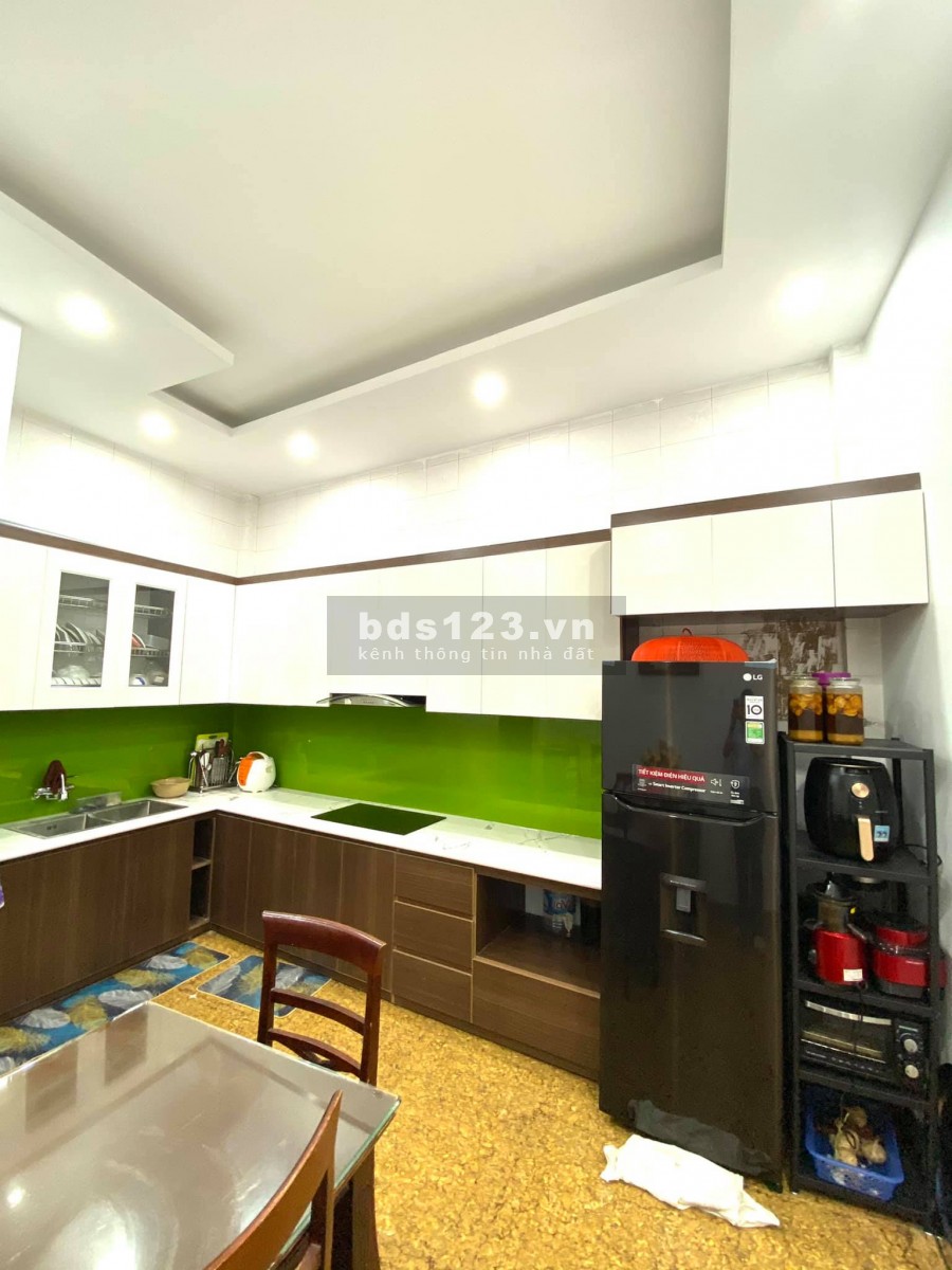 Bán nhà Chùa Láng, gần ĐH Ngoại Thương dt 56m2 4 tầng, mt 4,5m, giá 4.6 tỷ