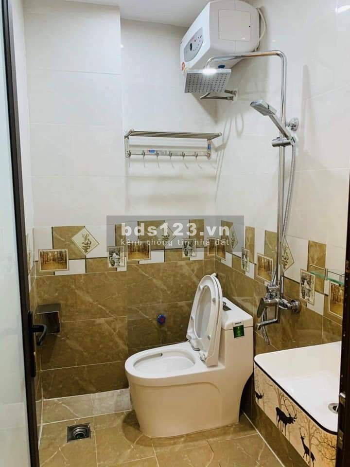 Bán nhà mùa dịch phố Trạm Tư Đình, Long Biền, dt 30-35m, 5 tầng đúc, giá 2.x tỷ ô tô vào nhà
