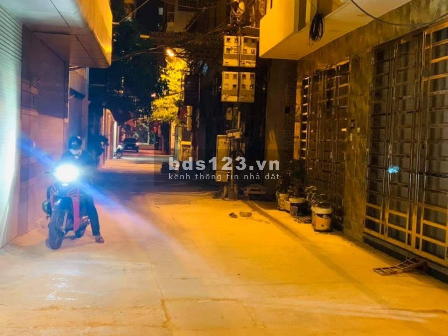 Lạc Long Quân, dt 34m2, mtt 3.5m, phân lô, thoáng trước sau. Giá 4.3 tỷ