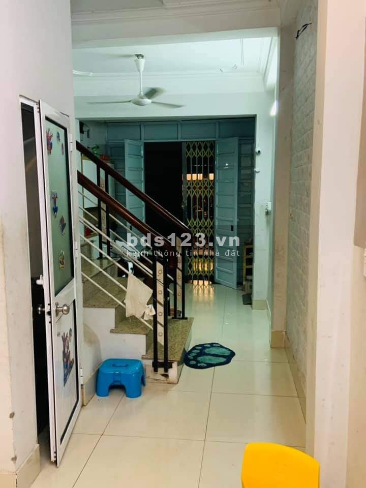 Lạc Long Quân, dt 34m2, mtt 3.5m, phân lô, thoáng trước sau. Giá 4.3 tỷ