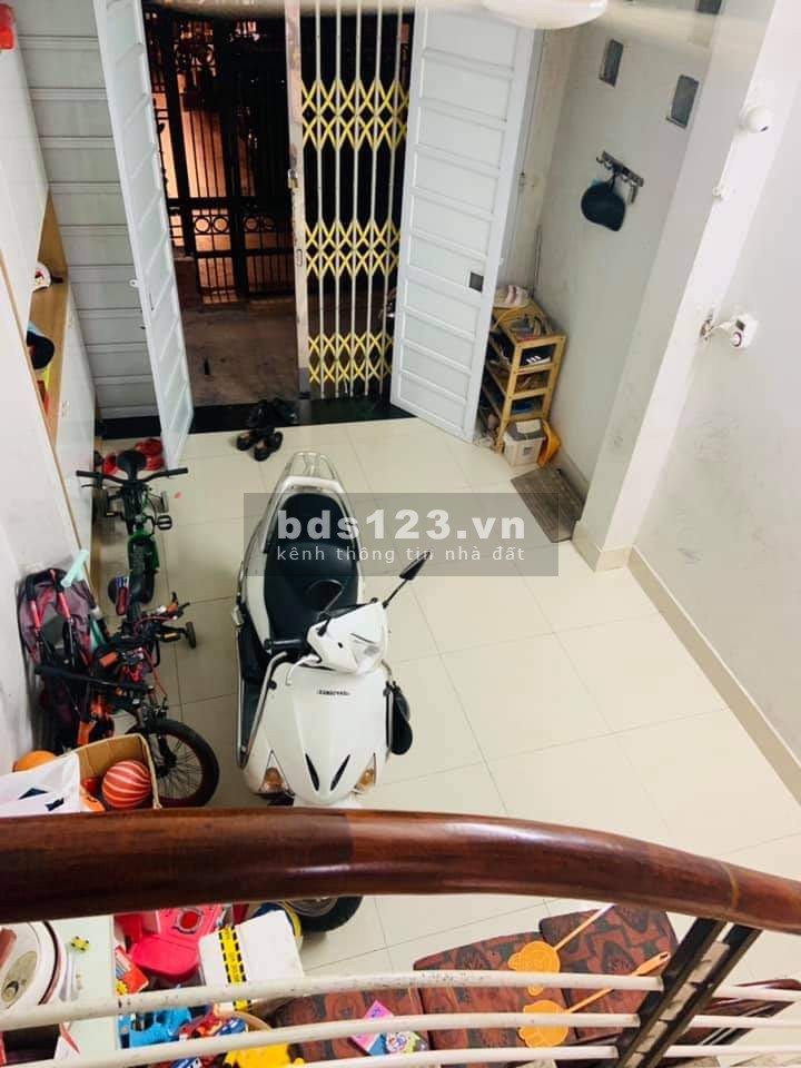 Lạc Long Quân, dt 34m2, mtt 3.5m, phân lô, thoáng trước sau. Giá 4.3 tỷ