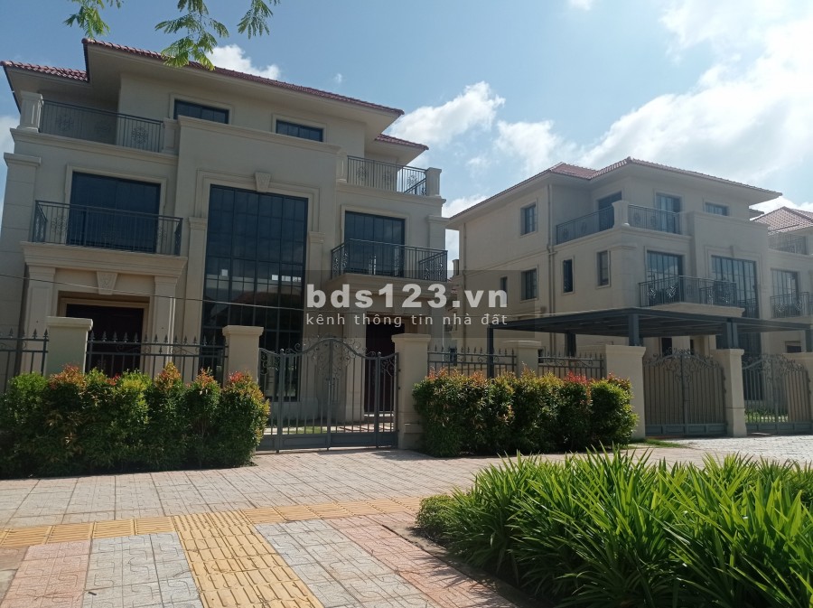 Bán ShopVilla 1B mặt đường 40m không dải phân cách, sầm uất nhất SwanPark. Giá chỉ 28tr/m2