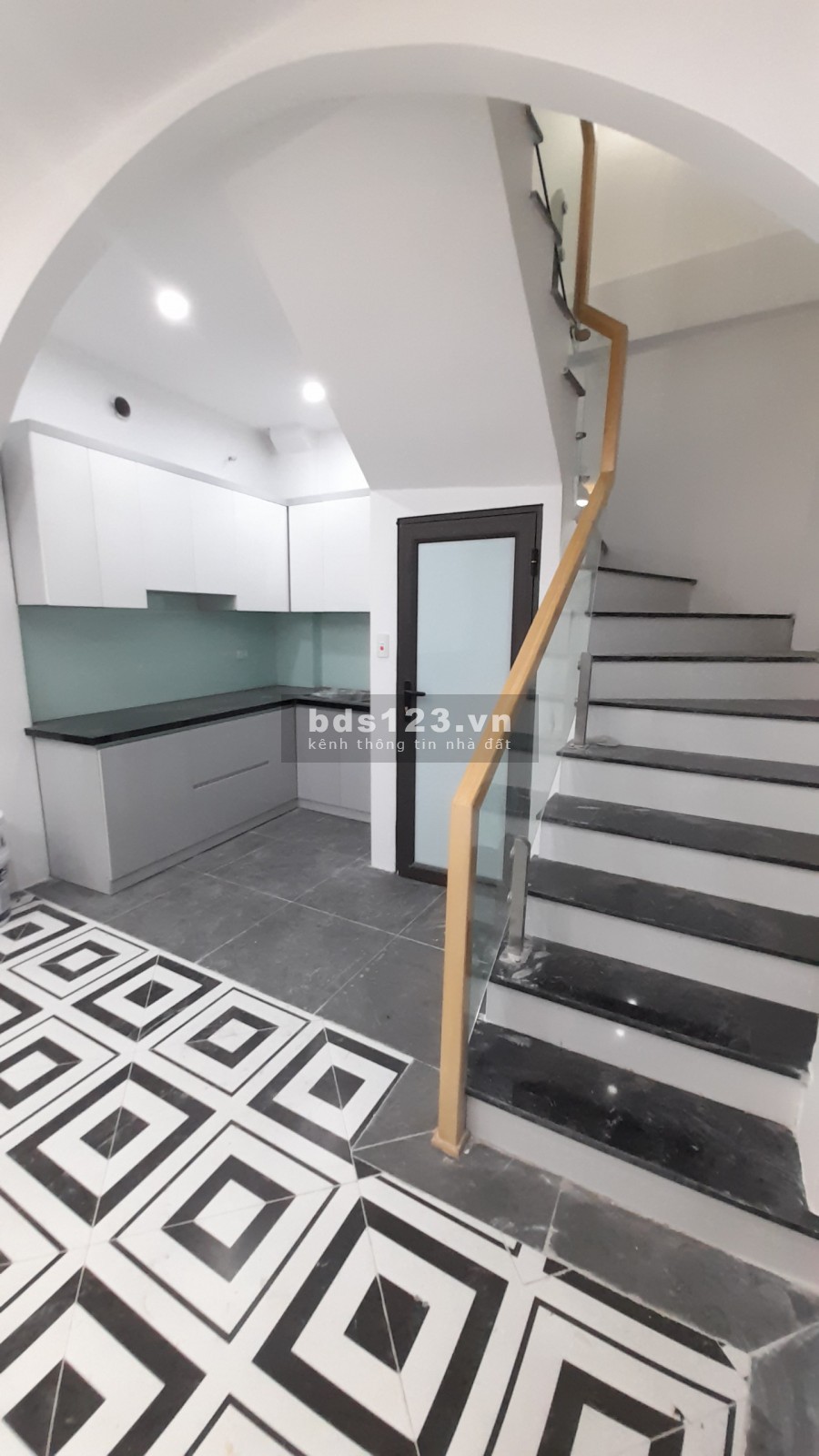 Bán căn nhà ngõ 193 Phú Diễn Bắc Từ Liêm, 50m ra tới chợ, trường học các cấp, ô tô đỗ gần