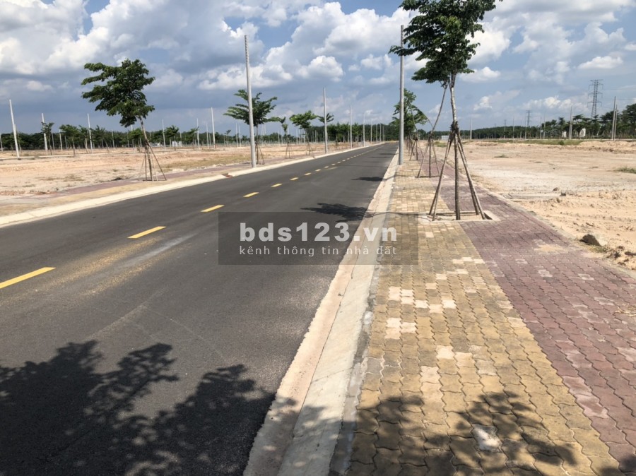 Cần bán gấp vài lô đất giá 670tr ngay kcn Bàu Bàng ở thị trấn Lai Uyên.