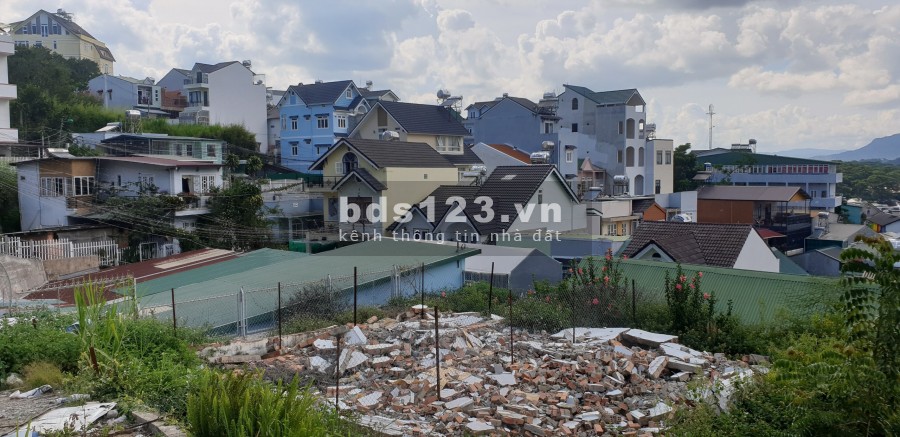 Lô đất sổ riêng đất xây dựng ngay hẻm 27 Lê Hồng Phong, Đà Lạt với dt 100m2, đường ô tô vào tận đất