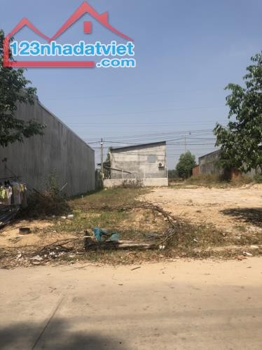 Gia đình ra Bắc ở hẳn nên cần bán lô đất 100m2 giá rẻ, vị trí đẹp, gần đường QL13