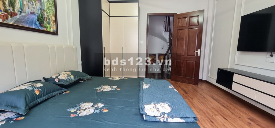 Bánh nhà bồ Đề Long Biên, DT 55m2, 5 tầng, nhỉnh 4 tỉ, ngõ thông, ô tô qua, ở ngay