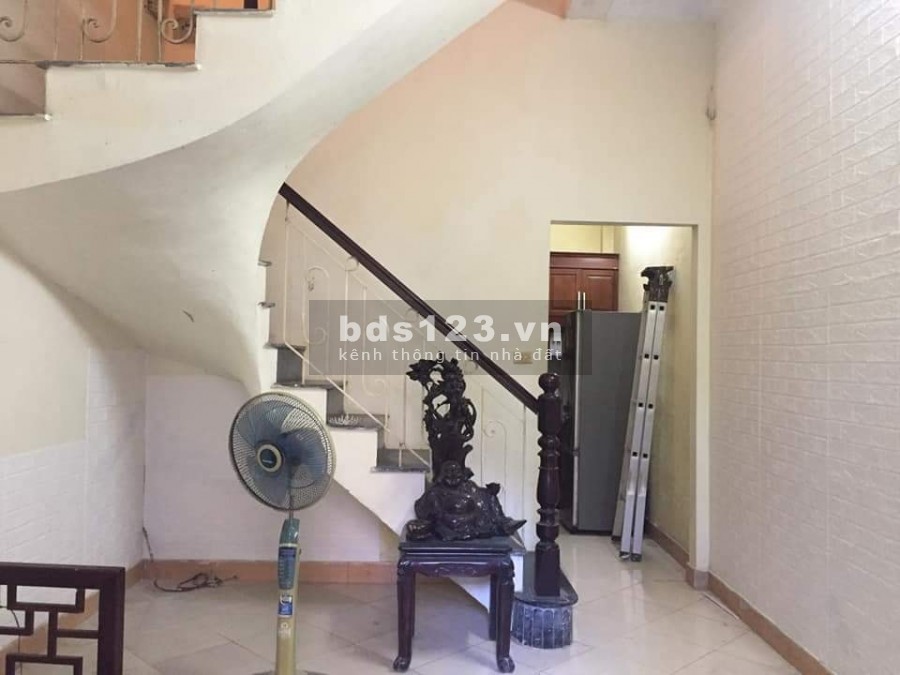 Bán nhà nguyên căn Quận Tây Hồ lộng gió, Lạc Long Quân diện tích 35m2 giá bán 2.5 tỷ