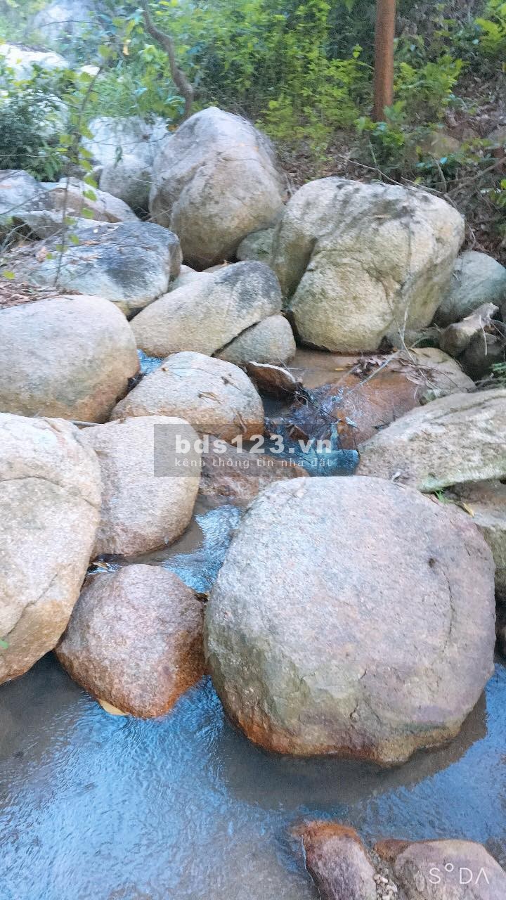 Bán đất 1ha giá rẻ giáp Suối mặt tiền betong hơn 100m ngang liên hệ 0788.558.552