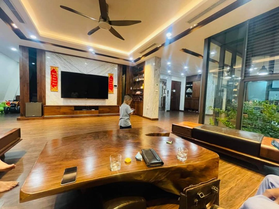 Biệt thự hoa hồng Lạc Long Quân dt 375m2, 4 tầng, mt 23m giá bán 84 tỷ, lhcc