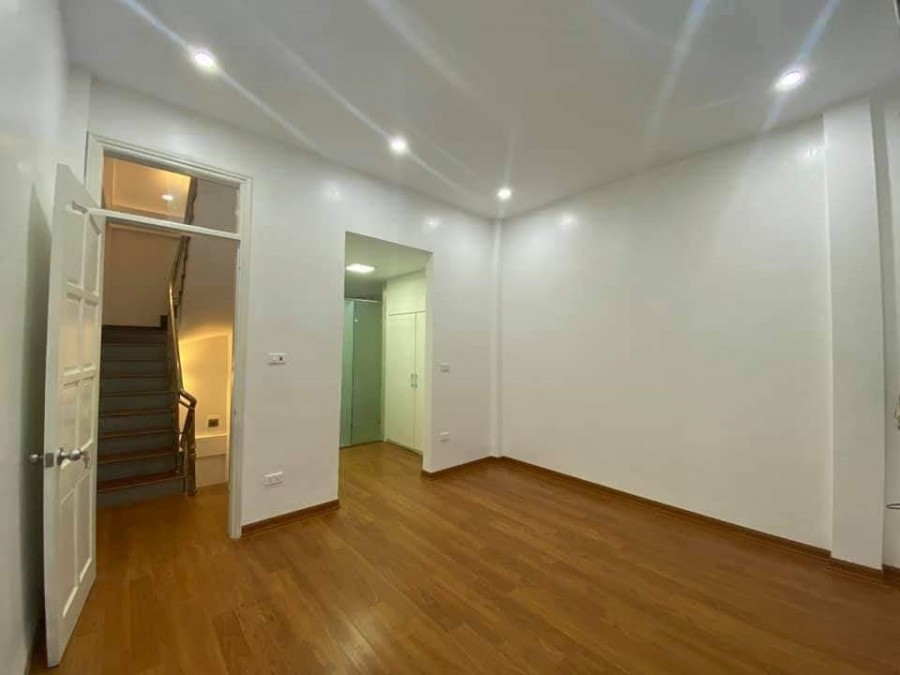 Hiếm! Phân Lô Quân Đội Tuyệt Đẹp, Xuống Ô tô 2 Bước Vào Nhà, Nội Thất Xịn, Bán Nhà Hoàng Văn Thái