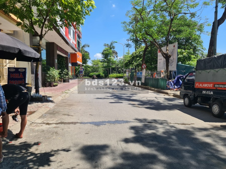 Cho thuê nhà nguyên căn phố Nguyễn Đình Hoàn: DTSD200m2, ô tô đỗ cửa, 18tr